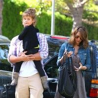 Jessica Alba, Cash Warren and daughter head out for a family meal photos | Picture 79812